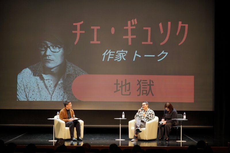 [서울=뉴시스]한국콘텐츠진흥원은 주일한국문화원과 함께 지난 1월 30일부터 일본 도쿄 주일한국문화원 '갤러리 MI'에서 '세로로 읽는 이야기: 2026 K-웹툰 전시(縦に読む物語 : K-WEBTOON展)'를 개막했다. 개막일인 30일, 웹툰 작가 최규석과의 토크쇼가 진행되고 있다. (사진=콘진원 제공)