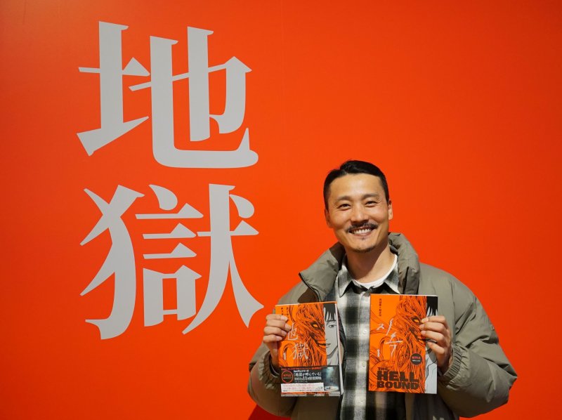 [서울=뉴시스]한국콘텐츠진흥원은 주일한국문화원과 함께 지난 1월 30일부터 일본 도쿄 주일한국문화원 '갤러리 MI'에서 '세로로 읽는 이야기: 2026 K-웹툰 전시(縦に読む物語 : K-WEBTOON展)'를 개막했다. 웹툰 '지옥'의 최규석 작가가 기념촬영을 하고 있다. (사진=콘진원 제공)