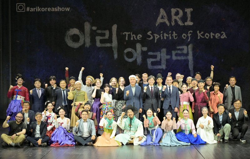 정선 아리아라리 해외 공연 기념촬영.(사진=정선군 제공) *재판매 및 DB 금지