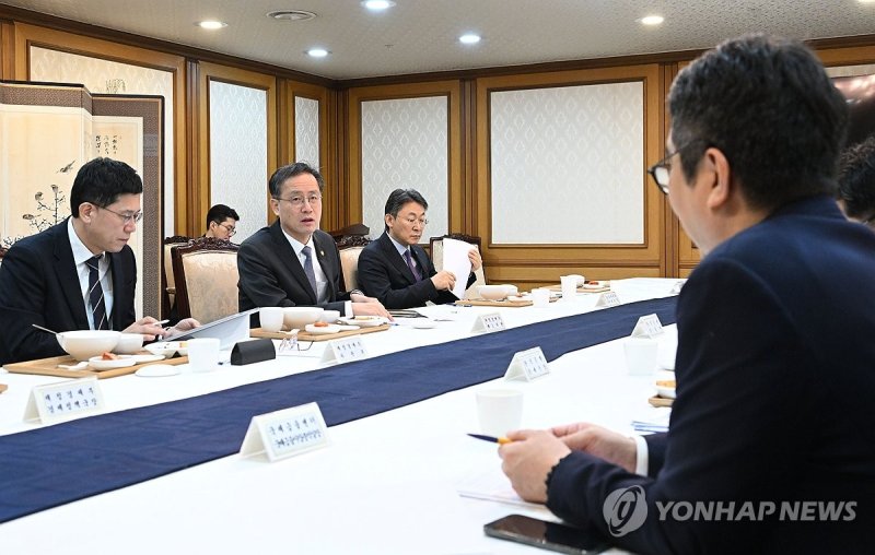 이형일 차관, 긴급 시장상황점검회의 주재 (출처=연합뉴스)