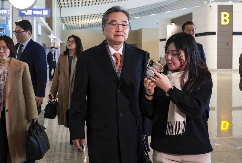 [인천공항=뉴시스] 정병혁 기자 = 도널드 트럼프 미국 대통령이 한국의 대미 투자 이행을 문제 삼아 관세 인상을 압박하고 나선 가운데 조현 외교부 장관이 마코 루비오 국무장관 겸 국가안보보좌관과 한미 외교장관회담을 갖기 위해 3일 인천국제공항을 통해 출국하고 있다. 2026.02.03. jhope@newsis.com