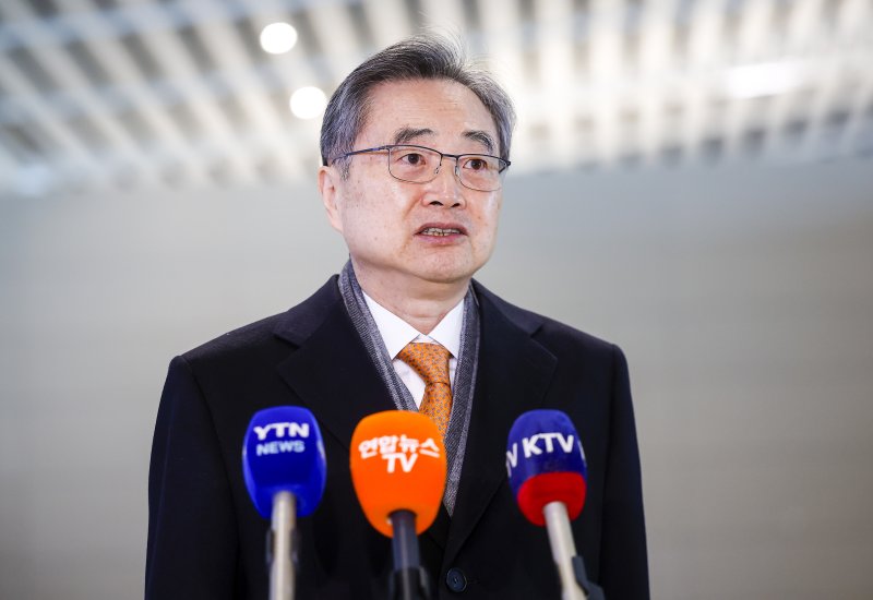 [인천공항=뉴시스] 정병혁 기자 = 도널드 트럼프 미국 대통령이 한국의 대미 투자 이행을 문제 삼아 관세 인상을 압박하고 나선 가운데 조현 외교부 장관이 마코 루비오 국무장관 겸 국가안보보좌관과 한미 외교장관회담을 갖기 위해 3일 인천국제공항을 통해 출국에 앞서 취재진 질문에 답하고 있다. 2026.02.03. jhope@newsis.com