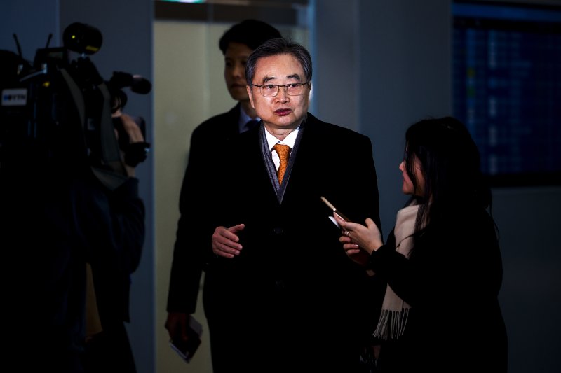 [인천공항=뉴시스] 정병혁 기자 = 도널드 트럼프 미국 대통령이 한국의 대미 투자 이행을 문제 삼아 관세 인상을 압박하고 나선 가운데 조현 외교부 장관이 마코 루비오 국무장관 겸 국가안보보좌관과 한미 외교장관회담을 갖기 위해 3일 인천국제공항을 통해 출국하고 있다. 2026.02.03. jhope@newsis.com