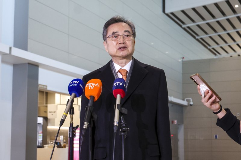 [인천공항=뉴시스] 정병혁 기자 = 도널드 트럼프 미국 대통령이 한국의 대미 투자 이행을 문제 삼아 관세 인상을 압박하고 나선 가운데 조현 외교부 장관이 마코 루비오 국무장관 겸 국가안보보좌관과 한미 외교장관회담을 갖기 위해 3일 인천국제공항을 통해 미국으로 출국하고 있다. 2026.02.03. jhope@newsis.com