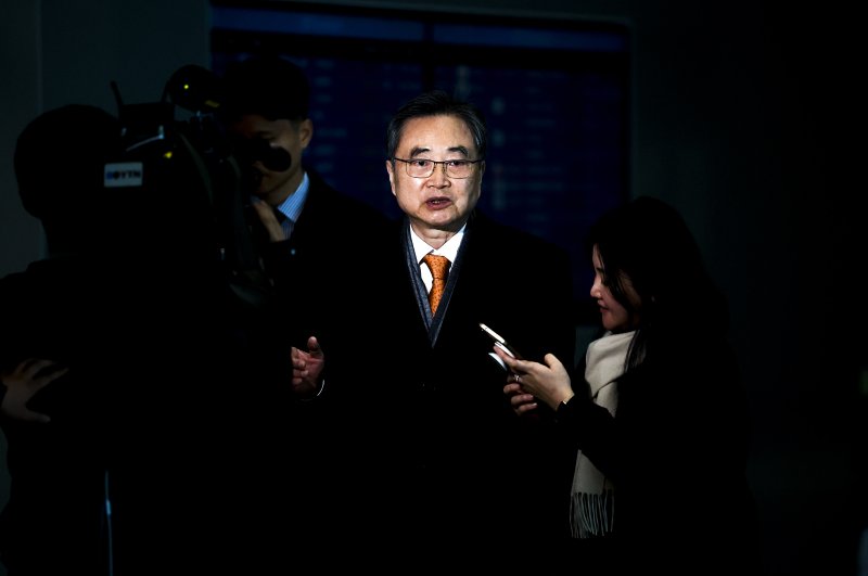 [인천공항=뉴시스] 정병혁 기자 = 도널드 트럼프 미국 대통령이 한국의 대미 투자 이행을 문제 삼아 관세 인상을 압박하고 나선 가운데 조현 외교부 장관이 마코 루비오 국무장관 겸 국가안보보좌관과 한미 외교장관회담을 갖기 위해 3일 인천국제공항을 통해 미국으로 출국하고 있다. 2026.02.03. jhope@newsis.com