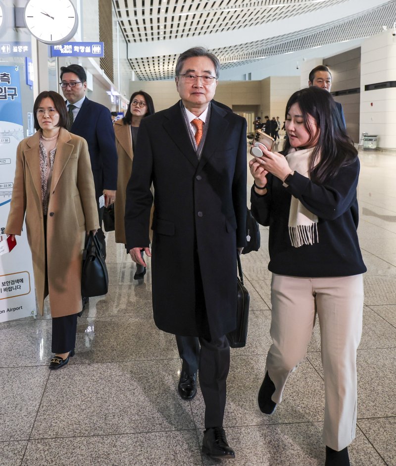 [인천공항=뉴시스] 정병혁 기자 = 도널드 트럼프 미국 대통령이 한국의 대미 투자 이행을 문제 삼아 관세 인상을 압박하고 나선 가운데 조현 외교부 장관이 마코 루비오 국무장관 겸 국가안보보좌관과 한미 외교장관회담을 갖기 위해 3일 인천국제공항을 통해 미국으로 출국하고 있다. 2026.02.03. jhope@newsis.com