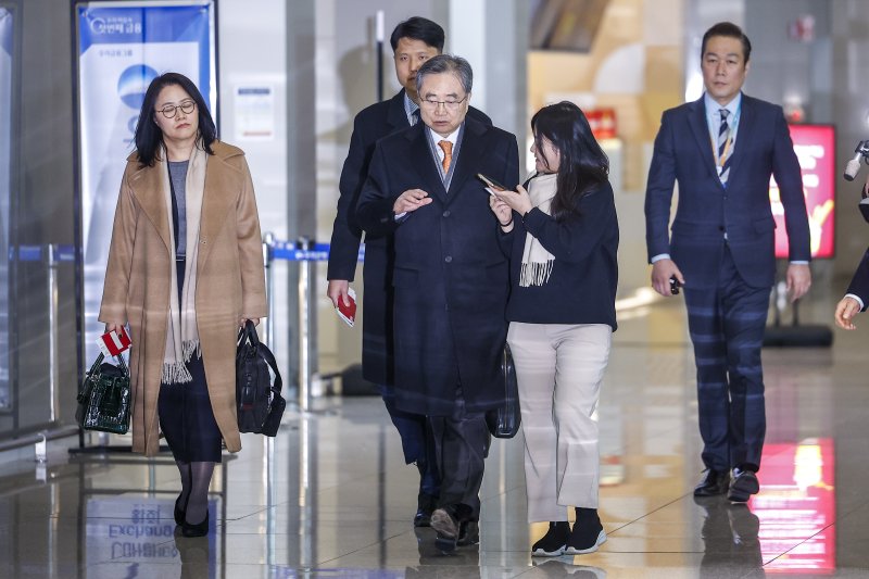 [인천공항=뉴시스] 정병혁 기자 = 도널드 트럼프 미국 대통령이 한국의 대미 투자 이행을 문제 삼아 관세 인상을 압박하고 나선 가운데 조현 외교부 장관이 마코 루비오 국무장관 겸 국가안보보좌관과 한미 외교장관회담을 갖기 위해 3일 인천국제공항을 통해 미국으로 출국하고 있다. 2026.02.03. jhope@newsis.com