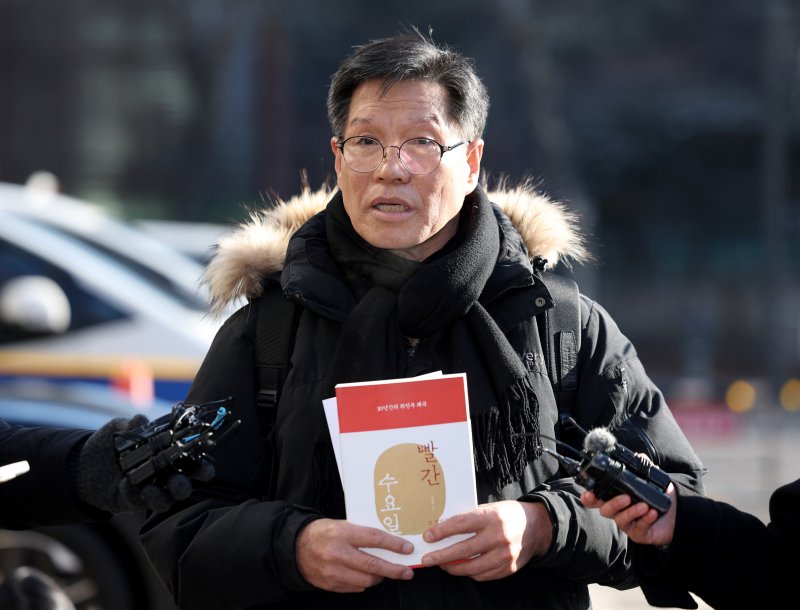 [서울=뉴시스] 김진아 기자 = 일본군 위안부 피해자를 모욕하고 허위 사실을 유포한 혐의를 받는 김병헌 위안부법폐지국민행동 대표가 3일 서울 서초경찰서에 피의자 신분으로 출석하던 중 취재진의 질문에 답하고 있다. 2026.02.03. bluesoda@newsis.com