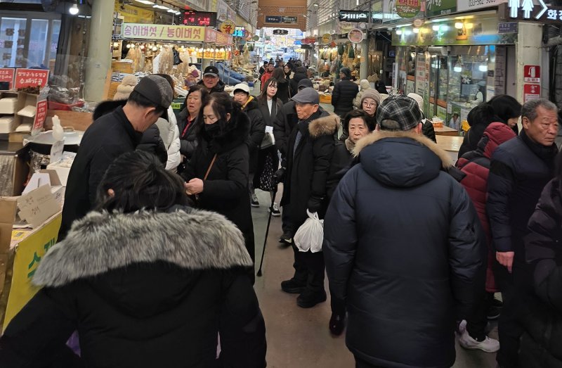 지난달 31일 정선 아리랑시장을 찾은 관광객들 모습.(사진=뉴시스) *재판매 및 DB 금지