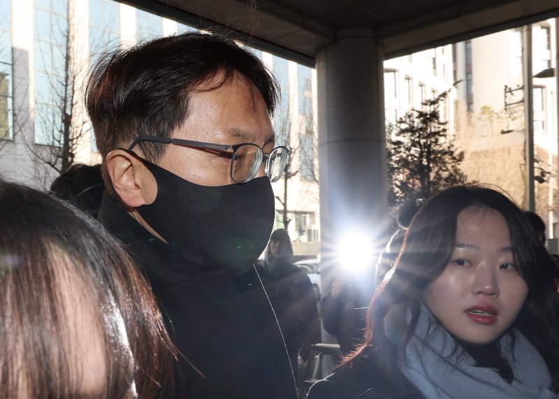 국회증언감정법상 위증 혐의를 받는 박대준 전 쿠팡 대표가 3일 오전 서울 마포구 서울경찰청 광역수사단 공공범죄수사대에서 조사를 받기 위해 출석하고 있다. 박 전 대표는 지난 해 12월 국회에서 열린 ‘쿠팡 연석 청문회’에서 위증한 혐의로 국회 과학기술정보통신위원회에 의해 고발됐다. 2026.2.3/뉴스1 ⓒ News1 오대일 기자