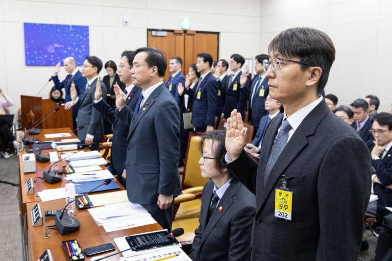 박대준 전 쿠팡 대표이사가 30일 서울 여의도 국회에서 열린 제430회국회(임시회) 쿠팡 침해사고 및 개인정보 유출, 불공정 거래, 노동환경 실태 파악과 재발방지 대책 마련을 위한 연석 청문회에 출석해 증인 선서하고 있다. 2025.12.30/뉴스1 ⓒ News1 이승배 기자