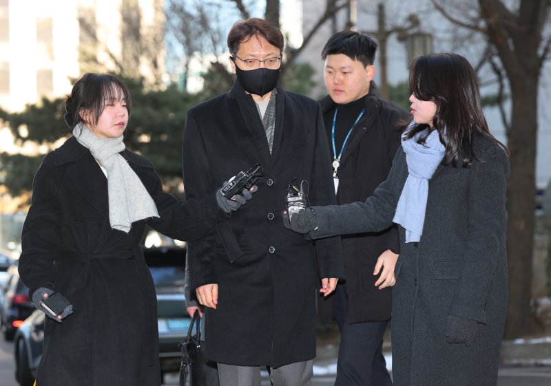 국회증언감정법상 위증 혐의를 받는 박대준 전 쿠팡 대표가 3일 오전 서울 마포구 서울경찰청 광역수사단 공공범죄수사대에서 조사를 받기 위해 출석하고 있다. 박 전 대표는 지난 해 12월 국회에서 열린 ‘쿠팡 연석 청문회’에서 위증한 혐의로 국회 과학기술정보통신위원회에 의해 고발됐다. 2026.2.3/뉴스1 ⓒ News1 오대일 기자