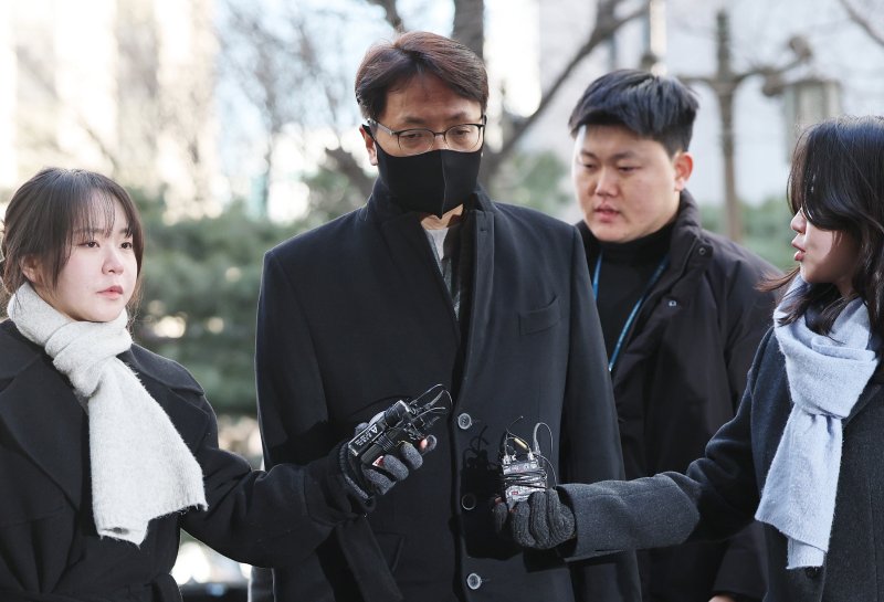 국회증언감정법상 위증 혐의를 받는 박대준 전 쿠팡 대표가 3일 오전 서울 마포구 서울경찰청 광역수사단 공공범죄수사대에서 조사를 받기 위해 출석하고 있다. 박 전 대표는 지난 해 12월 국회에서 열린 ‘쿠팡 연석 청문회’에서 위증한 혐의로 국회 과학기술정보통신위원회에 의해 고발됐다. 2026.2.3/뉴스1 ⓒ News1 오대일 기자