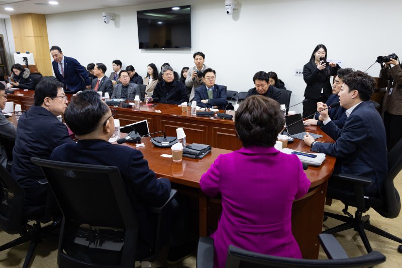 이준석 개혁신당 대표가 3일 서울 여의도 국회 의원회관에서 열린 국민의힘 대안과미래 주최 '위기의 한국 보수에 대한 진단과 해법!' 토론회에서 기조발언을 하고 있다. 2026.2.3/뉴스1 ⓒ News1 유승관 기자