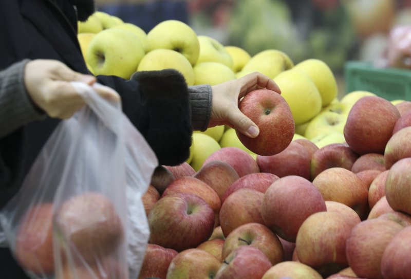 [서울=뉴시스] 김근수 기자 = 서울 시내의 한 대형마트에서 한 시민이 사과를 고르고 있다. 2025.01.28. ks@newsis.com