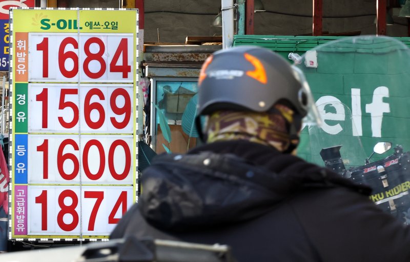 [서울=뉴시스] 최진석 기자 = 국내 기름값이 7주 연속 하락한 25일 서울 한 주유소에 유가 정보가 표시되어 있다. 2026.01.25. myjs@newsis.om