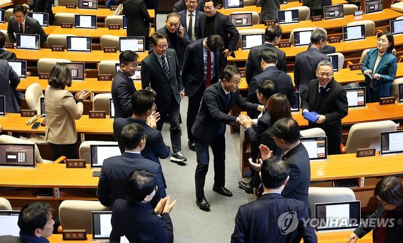 교섭단체 대표 연설 마치고 의원들과 악수하는 한병도 원내대표 (출처=연합뉴스)