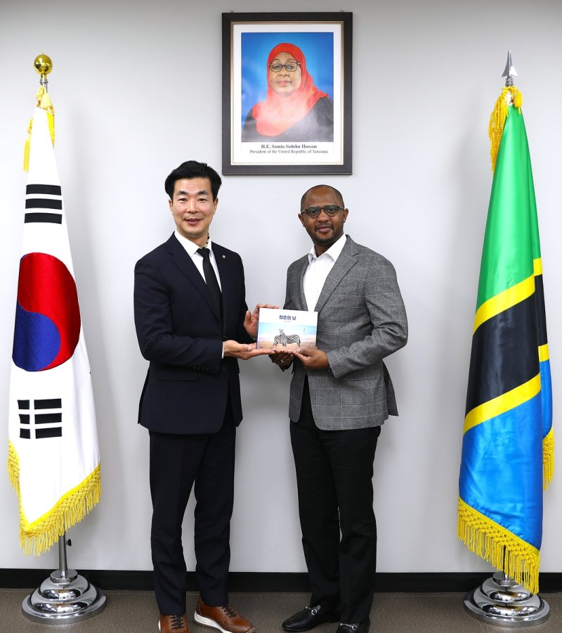 주한 탄자니아 대사에게 저서 증정하는 김태균 회장 (출처=연합뉴스)