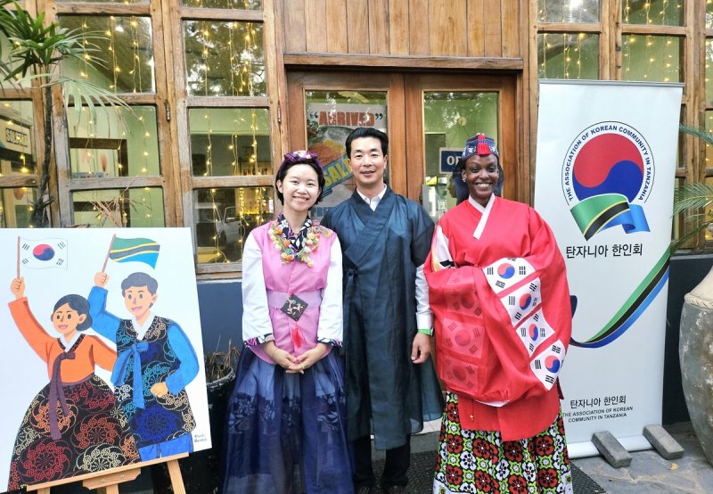 2025년 설날에 한복 입은 김태균(가운데) 회장과 동포들 (출처=연합뉴스)