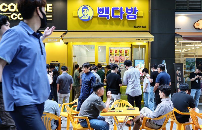 지난해 6월 서울시내 한 빽다방 매장에서 손님들이 음료 구매를 위해 대기하고 있다. 2025.6.10/뉴스1 ⓒ News1 김도우 기자