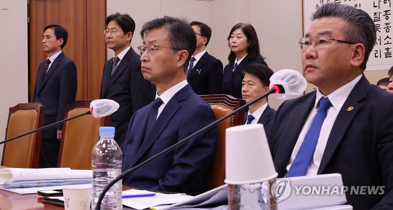 최재해 전 감사원장(왼쪽)과 유병호 감사위원 (출처=연합뉴스)