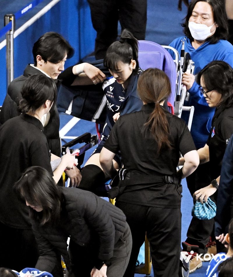 들것에 실려 나가는 기업은행의 임명옥(중앙) (출처=연합뉴스)