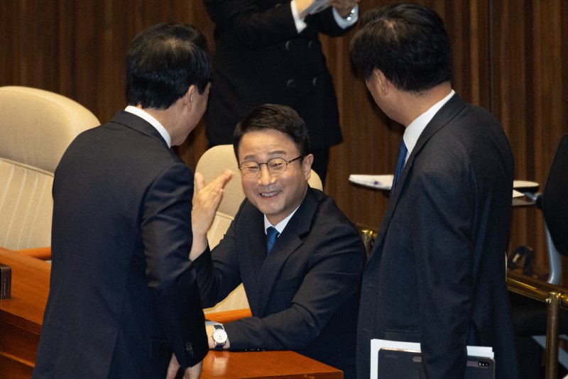 한병도 더불어민주당 원내대표가 3일 서울 여의도 국회에서 열린 제432회 국회(임시회) 제2차 본회의에서 의원들과 대화하고 있다. 2026.2.3/뉴스1 ⓒ News1 유승관 기자