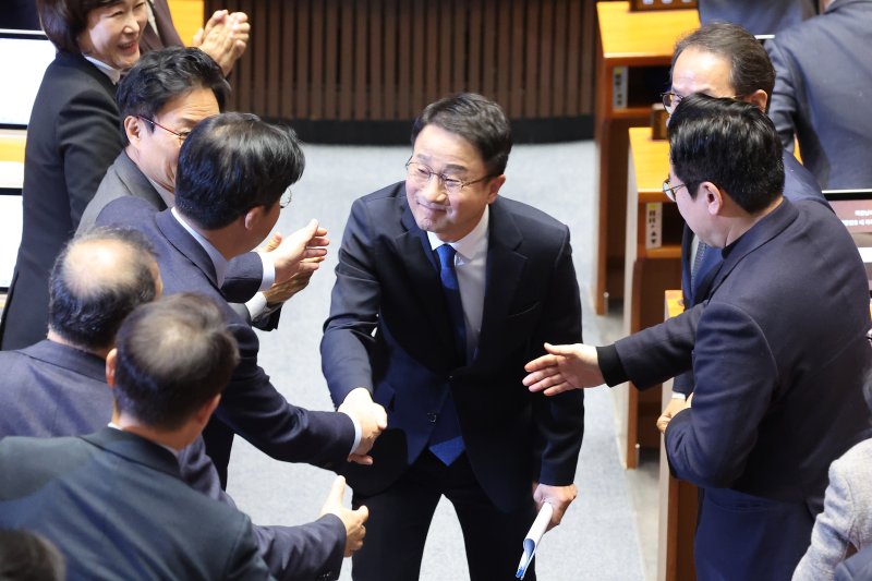 한병도 더불어민주당 원내대표가 3일 서울 여의도 국회에서 열린 제432회국회(임시회) 제2차 본회의에서 국정에 관한 교섭단체 대표연설을 마친 후 의원들과 인사하고 있다. 2026.2.3/뉴스1 ⓒ News1 신웅수 기자