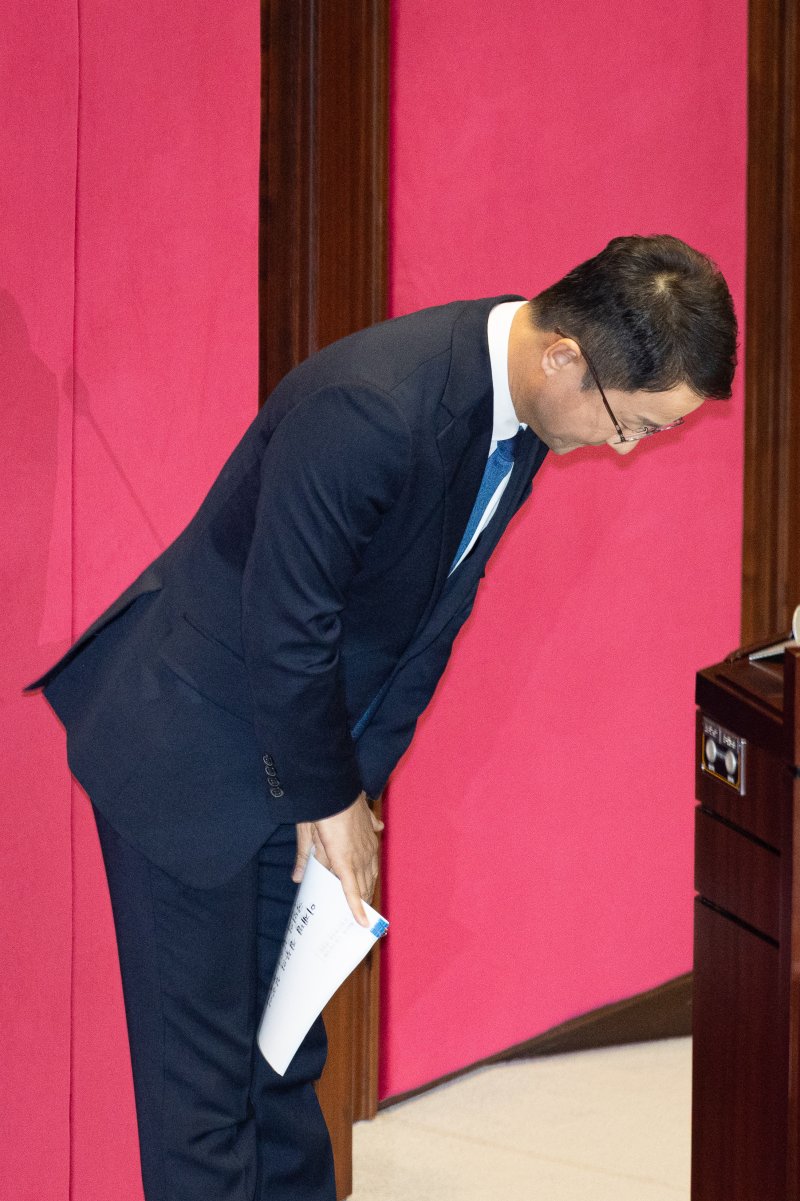 한병도 더불어민주당 원내대표가 3일 서울 여의도 국회에서 열린 제432회 국회(임시회) 제2차 본회의에서 국정에 관한 교섭단체 대표연설을 마친 후 고개 숙여 인사하고 있다. 2026.2.3/뉴스1 ⓒ News1 유승관 기자