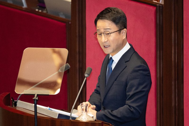 한병도 더불어민주당 원내대표가 3일 서울 여의도 국회에서 열린 제432회 국회(임시회) 제2차 본회의에서 국정에 관한 교섭단체 대표연설을 하고 있다. 2026.2.3/뉴스1 ⓒ News1 유승관 기자