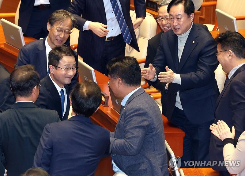 연설마치고 박수 받는 한병도 원내대표 (출처=연합뉴스)