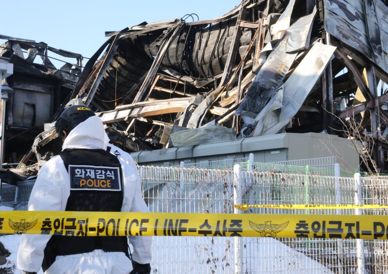 [음성=뉴시스] 서주영 기자 = 3일 오전 실종자 2명이 발생한 충북 음성군 위생용품 공장 화재 현장에서 경찰, 소방, 국과수 등 관계자들이 합동감식을 하고 있다. 2026.02.03. juyeong@newsis.com