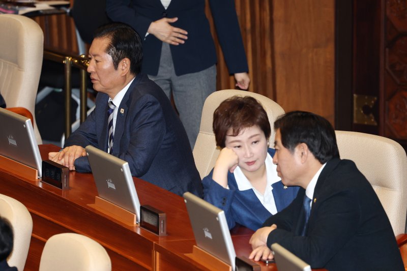 2일 서울 여의도 국회에서 열린 제432회 국회(임시회) 개회식에서 이언주 더불어민주당 최고위원이 황명선 최고위원과 대화하고 있다. 2026.2.2/뉴스1 ⓒ News1 이승배 기자