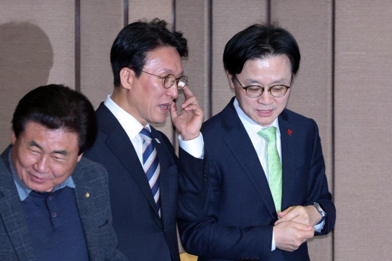 김민석 국무총리와 김정관 산업통상부 장관이 3일 서울 여의도 국회에서 열린 제432회 국회(임시회) 제2차 본회의에서 대화하고 있다. 2026.2.3/뉴스1 ⓒ News1 신웅수 기자