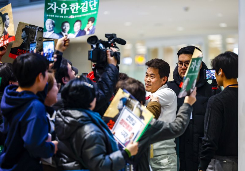 [인천공항=뉴시스] 정병혁 기자 = 미국에 체류 중인 것으로 알려진 전직 한국사 강사 전한길씨가 3일 인천국제공항을 통해 귀국하며 지지자들과 인사를 나누고 있다. 2026.02.03. jhope@newsis.com