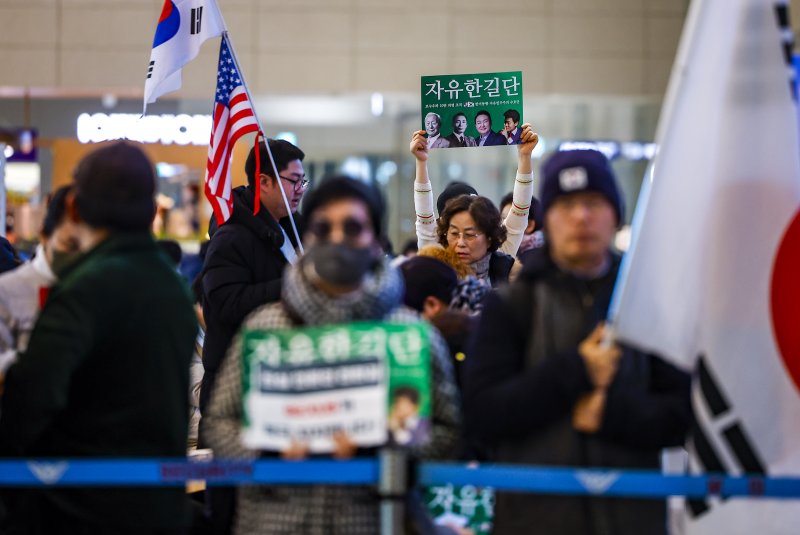 [인천공항=뉴시스] 정병혁 기자 = 미국에 체류 중인 것으로 알려진 전직 한국사 강사 전한길씨 귀국을 앞둔 3일 인천국제공항에서 지지자들이 피켓을 들고 있다. 2026.02.03. jhope@newsis.com