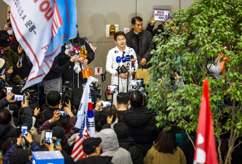 [인천공항=뉴시스] 정병혁 기자 = 미국에 체류 중인 것으로 알려진 전직 한국사 강사 전한길씨가 3일 인천국제공항을 통해 귀국해 입장을 밝히고 있다. 2026.02.03. jhope@newsis.com