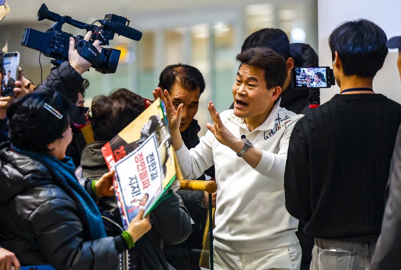[인천공항=뉴시스] 정병혁 기자 = 미국에 체류 중인 것으로 알려진 전직 한국사 강사 전한길씨가 3일 인천국제공항을 통해 귀국하며 지지자들과 인사를 나누고 있다. 2026.02.03. jhope@newsis.com