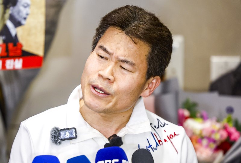 [인천공항=뉴시스] 정병혁 기자 = 미국에 체류 중인 것으로 알려진 전직 한국사 강사 전한길씨가 3일 인천국제공항을 통해 귀국해 입장을 밝히고 있다. 2026.02.03. jhope@newsis.com