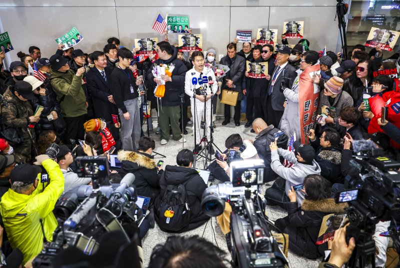 [인천공항=뉴시스] 정병혁 기자 = 미국에 체류 중인 것으로 알려진 전직 한국사 강사 전한길씨가 3일 인천국제공항을 통해 귀국해 입장을 밝히고 있다. 2026.02.03. jhope@newsis.com