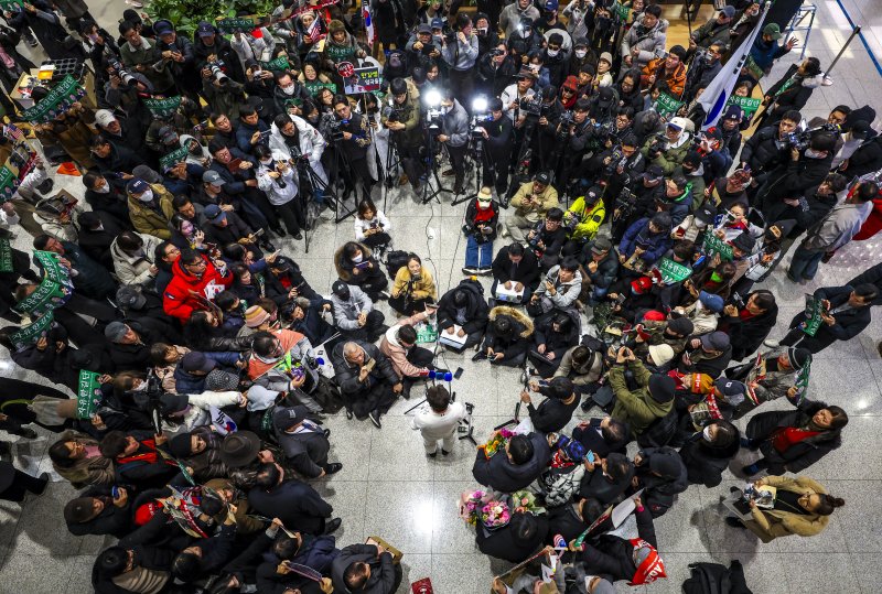 [인천공항=뉴시스] 정병혁 기자 = 미국에 체류 중인 것으로 알려진 전직 한국사 강사 전한길씨가 3일 인천국제공항을 통해 귀국해 입장을 밝히고 있다. 2026.02.03. jhope@newsis.com