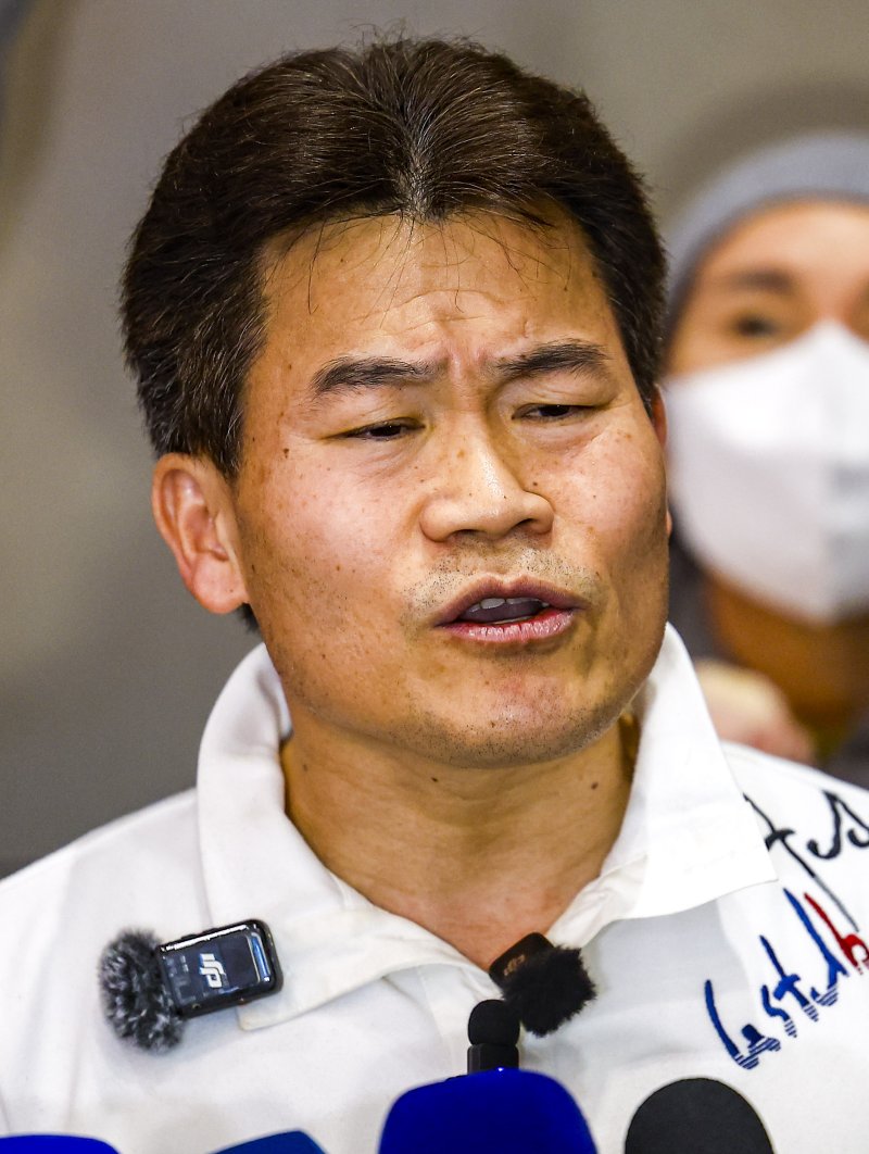 [인천공항=뉴시스] 정병혁 기자 = 미국에 체류 중인 것으로 알려진 전직 한국사 강사 전한길씨가 3일 인천국제공항을 통해 귀국해 입장을 밝히고 있다. 2026.02.03. jhope@newsis.com