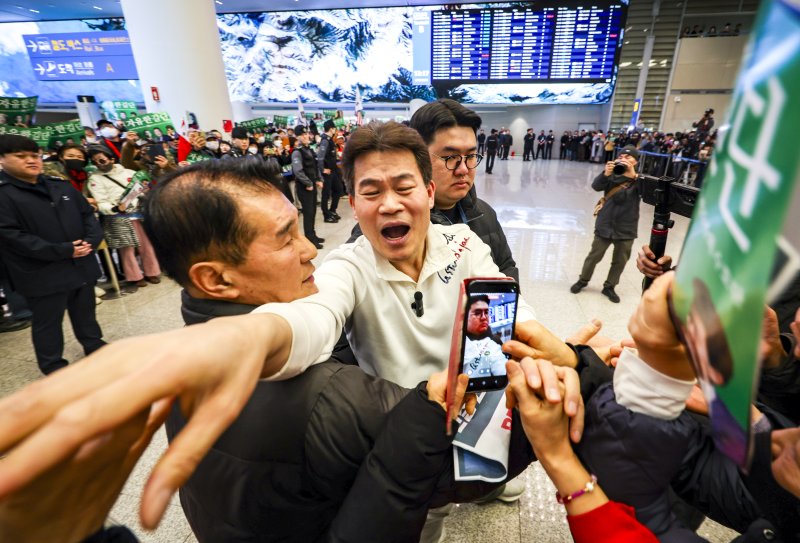 [인천공항=뉴시스] 정병혁 기자 = 미국에 체류 중인 것으로 알려진 전직 한국사 강사 전한길씨가 3일 인천국제공항을 통해 귀국하며 지지자들과 인사를 나누고 있다. 2026.02.03. jhope@newsis.com