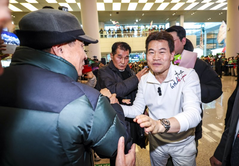 [인천공항=뉴시스] 정병혁 기자 = 미국에 체류 중인 것으로 알려진 전직 한국사 강사 전한길씨가 3일 인천국제공항을 통해 귀국하며 지지자들과 인사를 나누고 있다. 2026.02.03. jhope@newsis.com