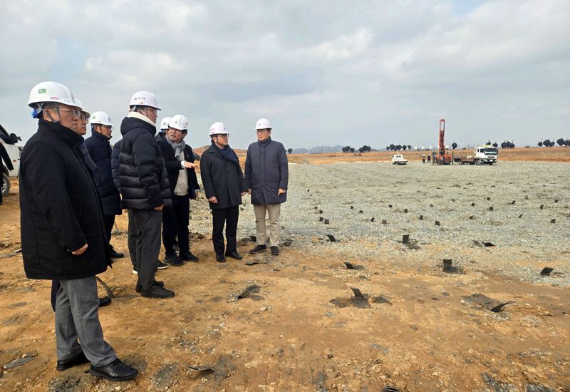 국가AI컴퓨팅센터 사업자 공모에 단독입찰한 삼성SDS 컨소시엄 관계자들이 지난달 7일 센터 부지로 추진중인 전남 해남 솔라시도 현장을 둘러보고 있는 모습. 삼성SDS 제공