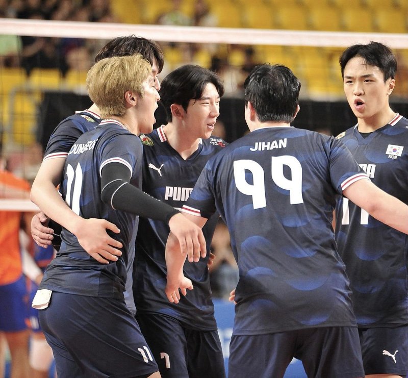 파이팅 외치는 한국 남자배구 대표팀 선수들 (출처=연합뉴스)