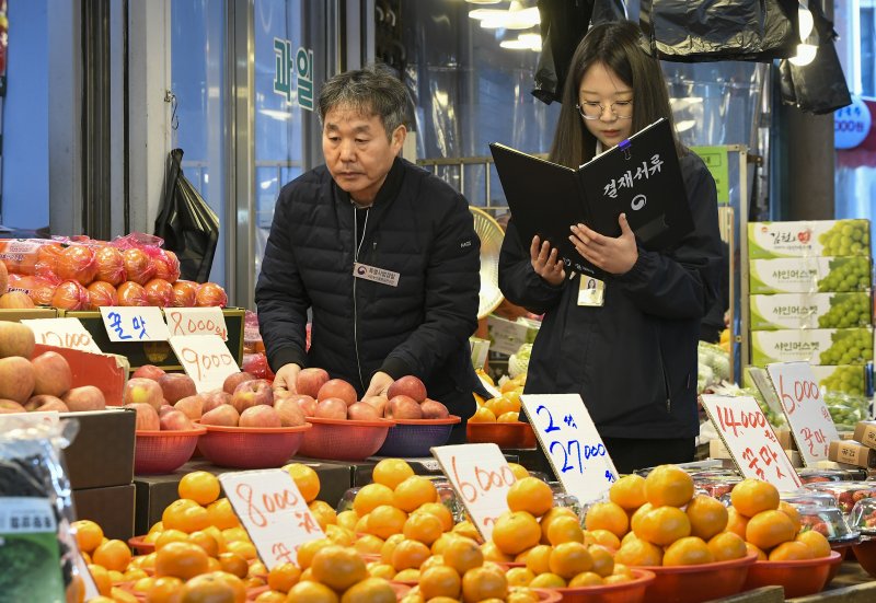 민족 대명절 설을 2주 앞둔 3일 경기 수원시 팔달구 못골시장에서 국립농산물품질관리원 경기지원 수원사무소 관계자들이 설을 앞두고 원산지 표시 점검을 하고 있다. (공동취재) 2026.2.3/뉴스1 ⓒ News1 김영운 기자