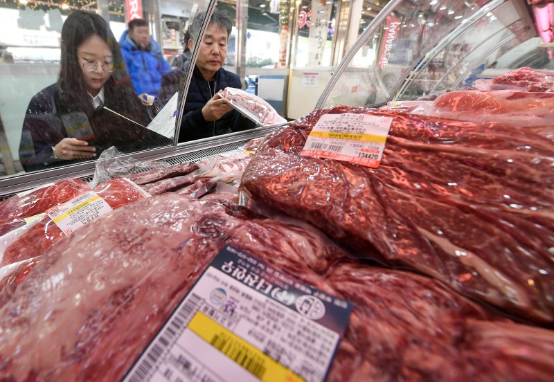 민족 대명절 설을 2주 앞둔 3일 경기 수원시 팔달구 못골시장에서 국립농산물품질관리원 경기지원 수원사무소 관계자들이 설을 앞두고 원산지 표시 점검을 하고 있다. (공동취재) 2026.2.3/뉴스1 ⓒ News1 김영운 기자