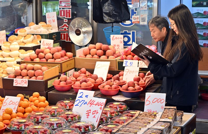 민족 대명절 설을 2주 앞둔 3일 경기 수원시 팔달구 못골시장에서 국립농산물품질관리원 경기지원 수원사무소 관계자들이 설을 앞두고 원산지 표시 점검을 하고 있다. (공동취재) 2026.2.3/뉴스1 ⓒ News1 김영운 기자