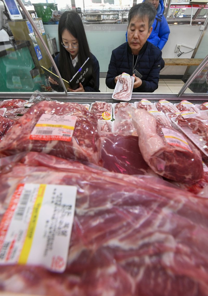 민족 대명절 설을 2주 앞둔 3일 경기 수원시 팔달구 못골시장에서 국립농산물품질관리원 경기지원 수원사무소 관계자들이 설을 앞두고 원산지 표시 점검을 하고 있다. (공동취재) 2026.2.3/뉴스1 ⓒ News1 김영운 기자